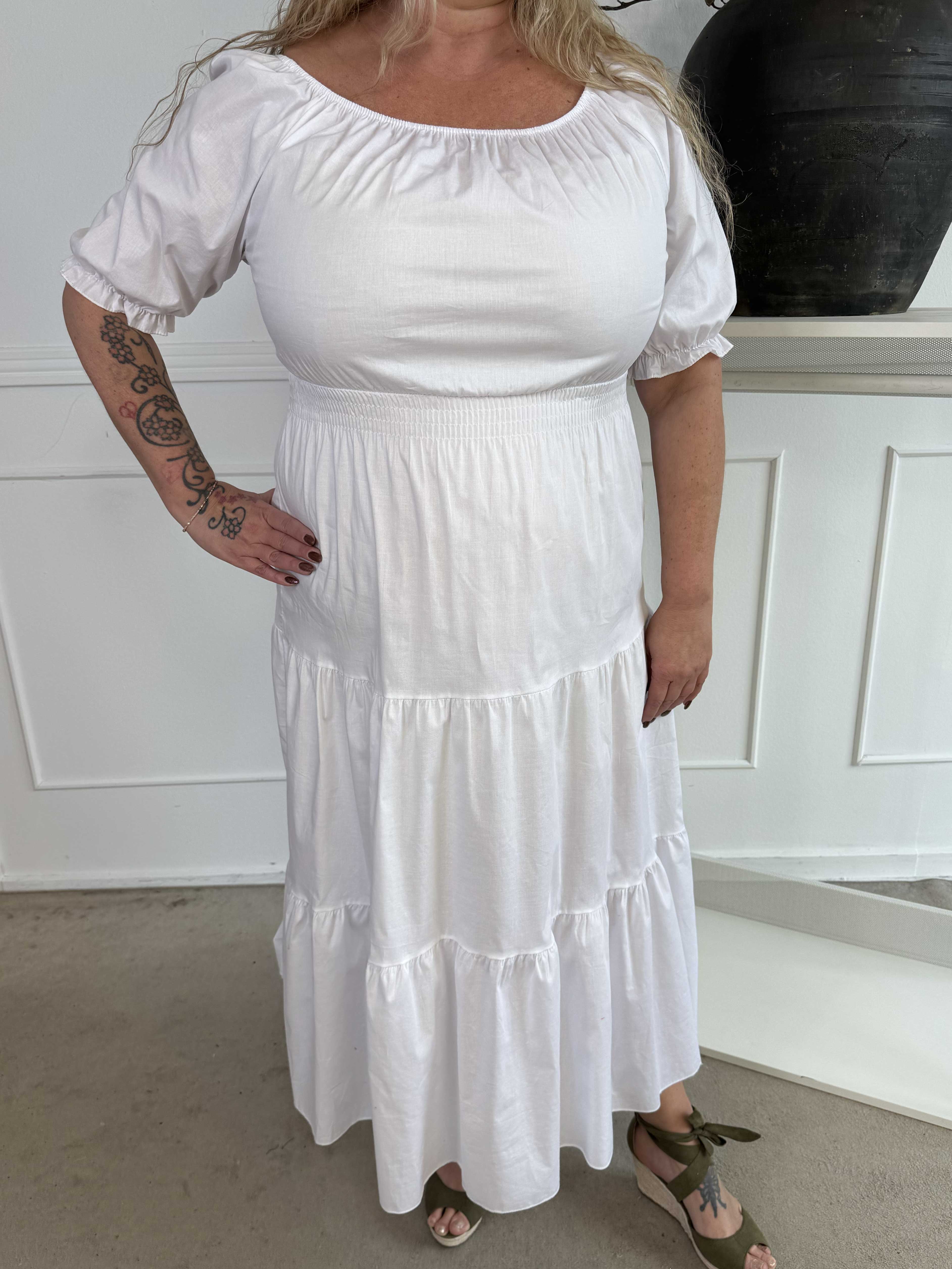 Kayce - Plus size kjole i bomuld med elastik i udskæringen og taljen